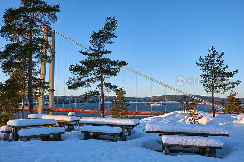 瑞典冬天的Hoga kusten桥。冬季游客在桥附近休息